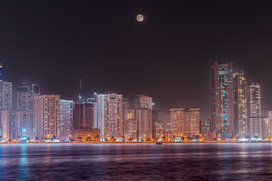 منظر ليلي لمدينة عربية